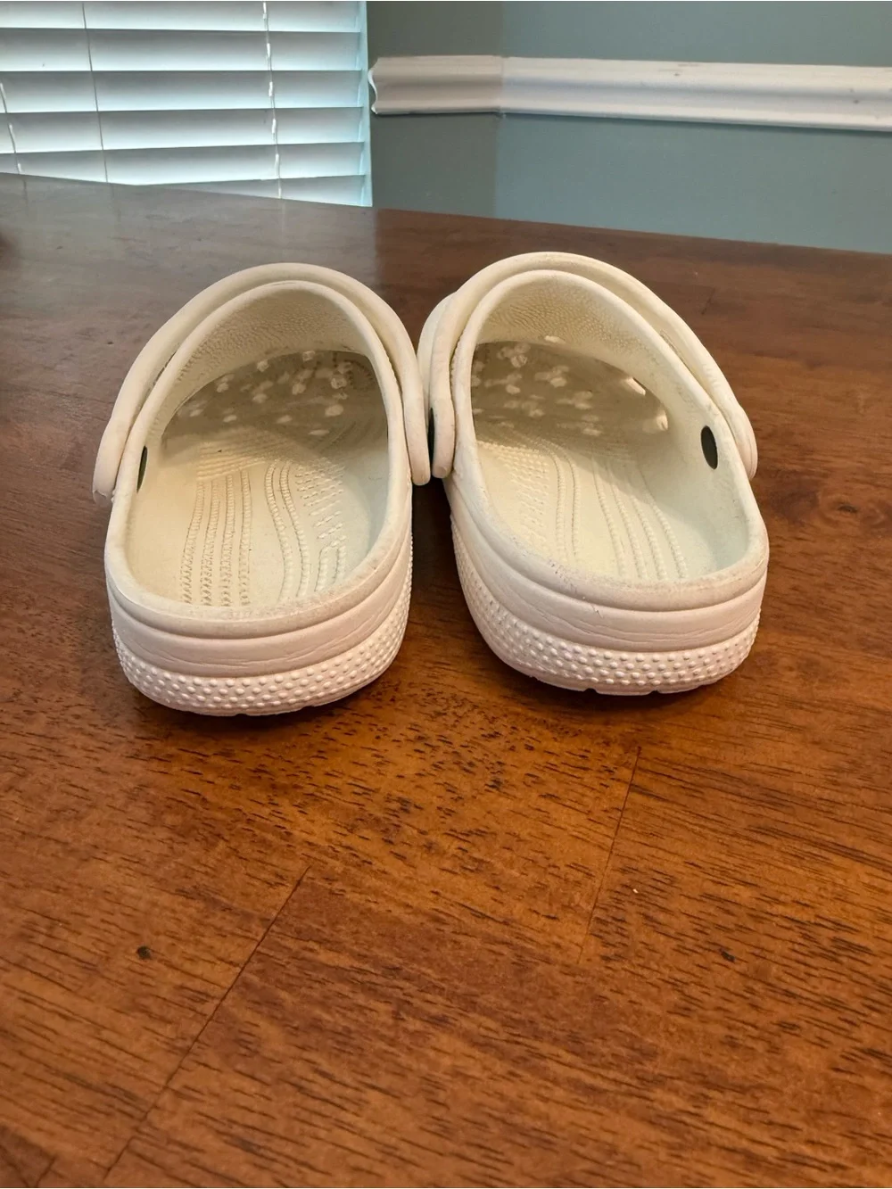Crocs Classic Clog White Slip On Comfort Shoes size J1 kids size 1 unisex